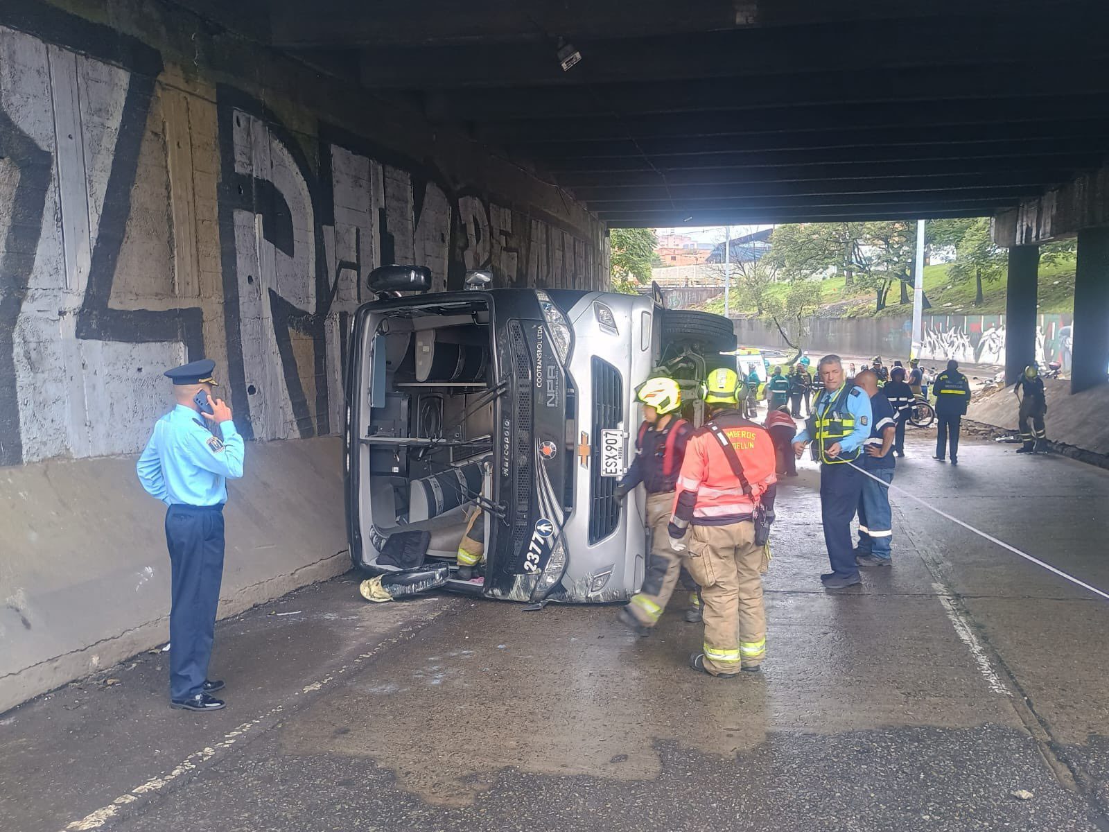 Aparatoso accidente de bus en Villanueva que se volcó sobre la vía