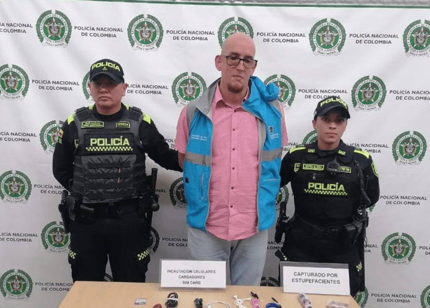 Capturan a contratista por entrar celulares y droga a una estación de Policía