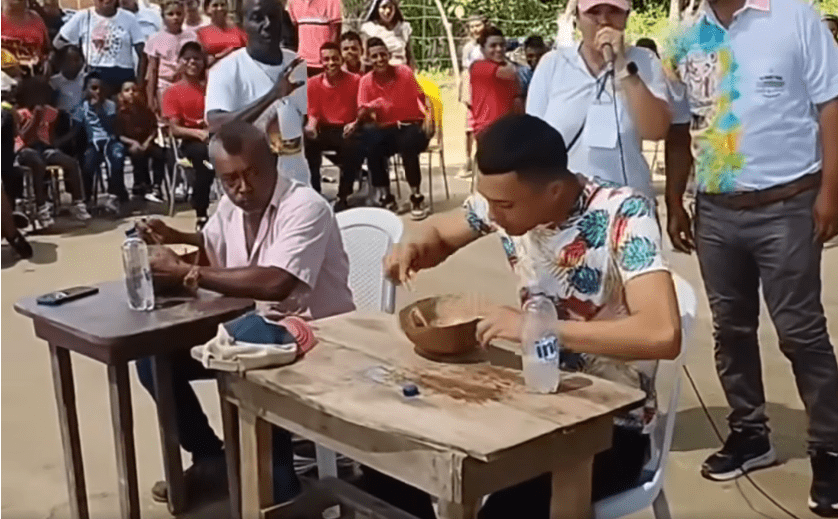 En inusual concurso, hombre se comió 2 libras de arroz en menos de 2 minutos