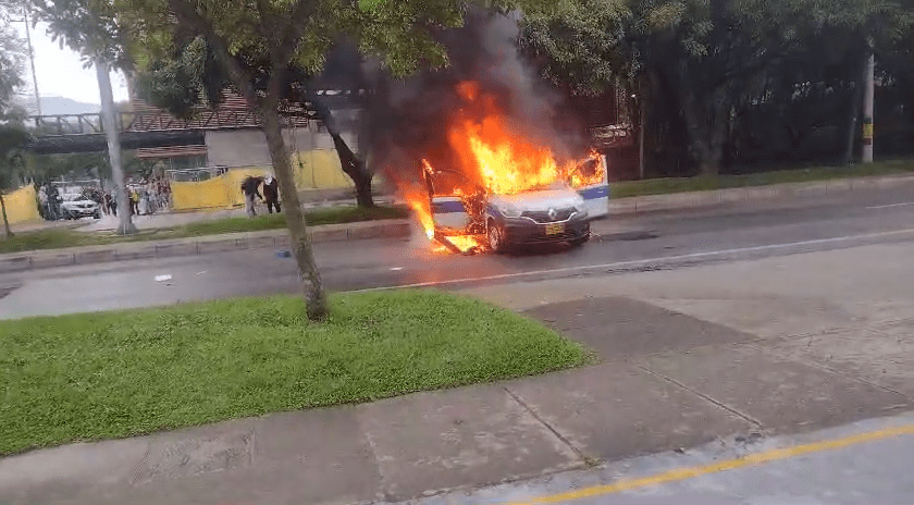 Encapuchados incineran vehículo de la Secretaría de Movilidad