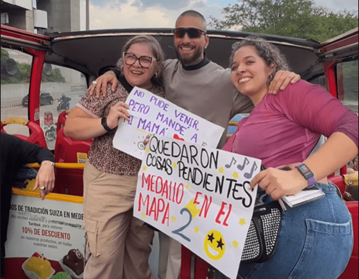 [Video] Maluma genera locura en las calles de Medellín cantando en un bus