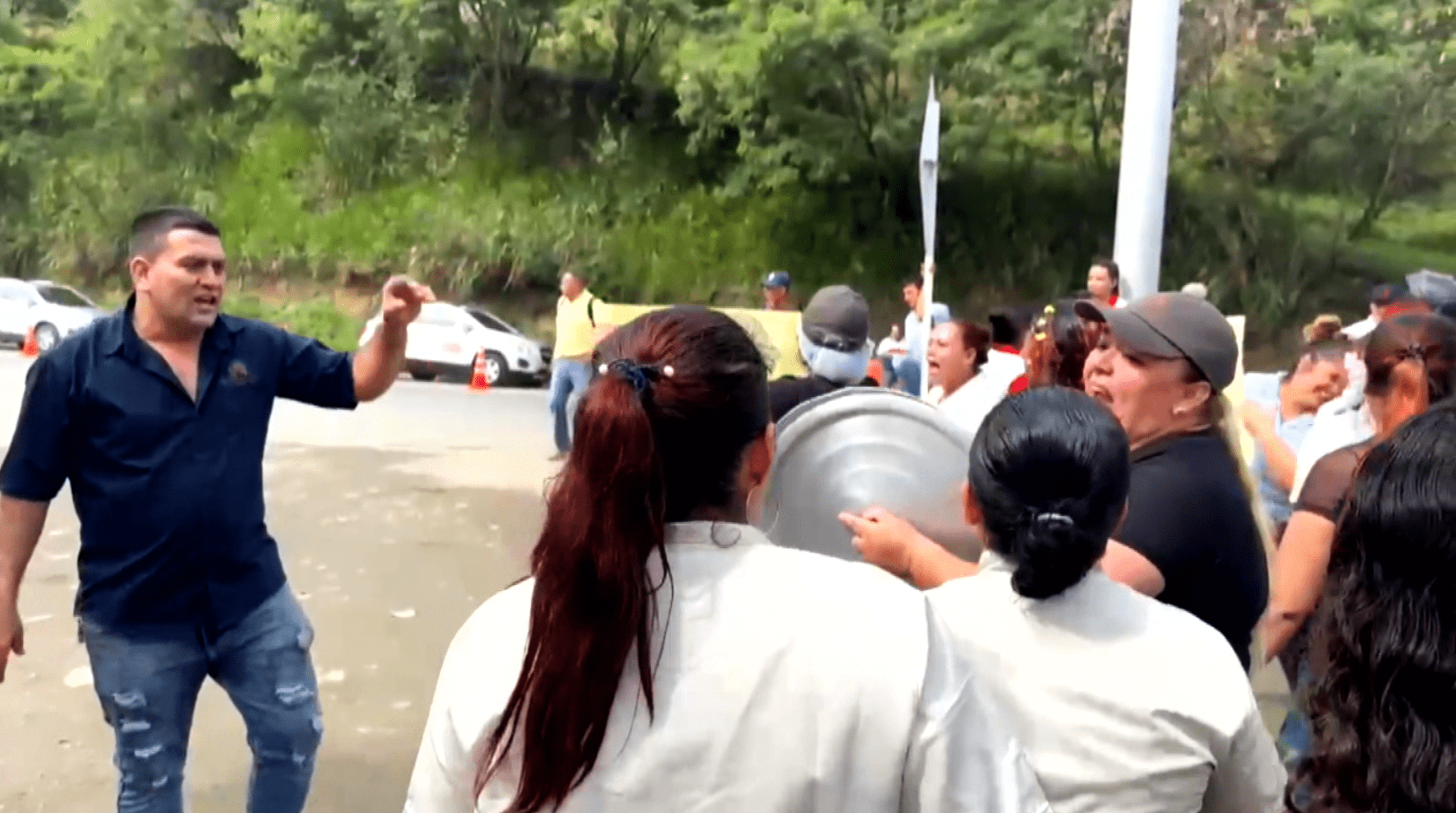 Comerciantes de La Pintada protestan por cierre de bermas 