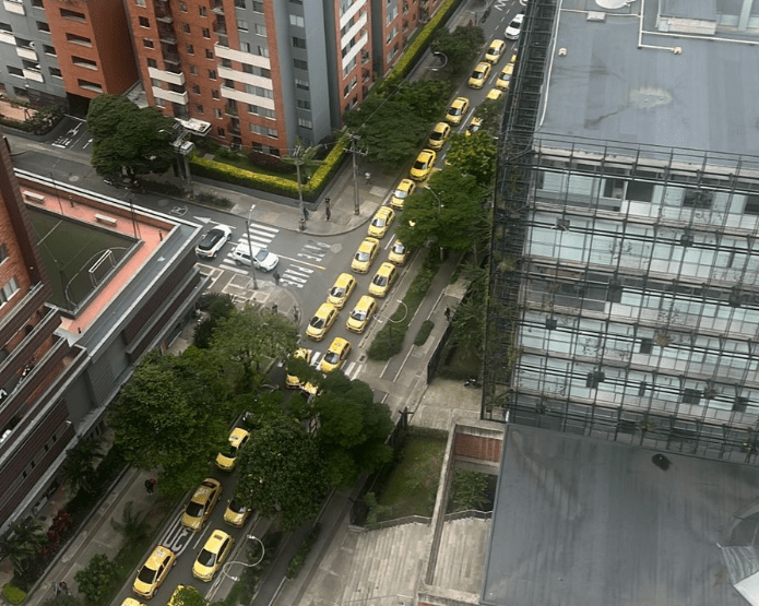 Protesta de taxistas frente a la Alcaldía de Sabaneta.