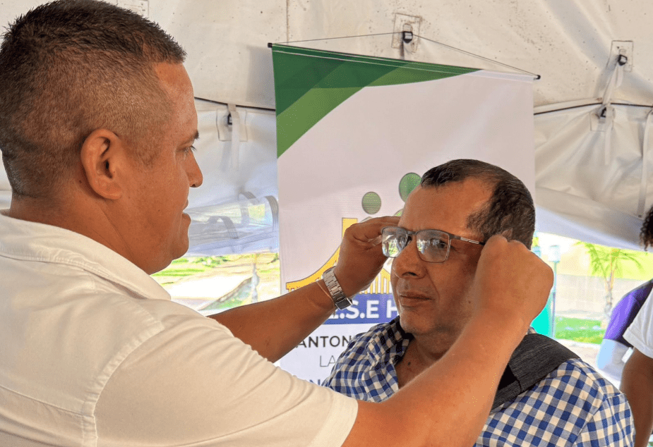 Adelantan la Navidad a adultos mayores en La Pintada regalándoles nuevas gafas