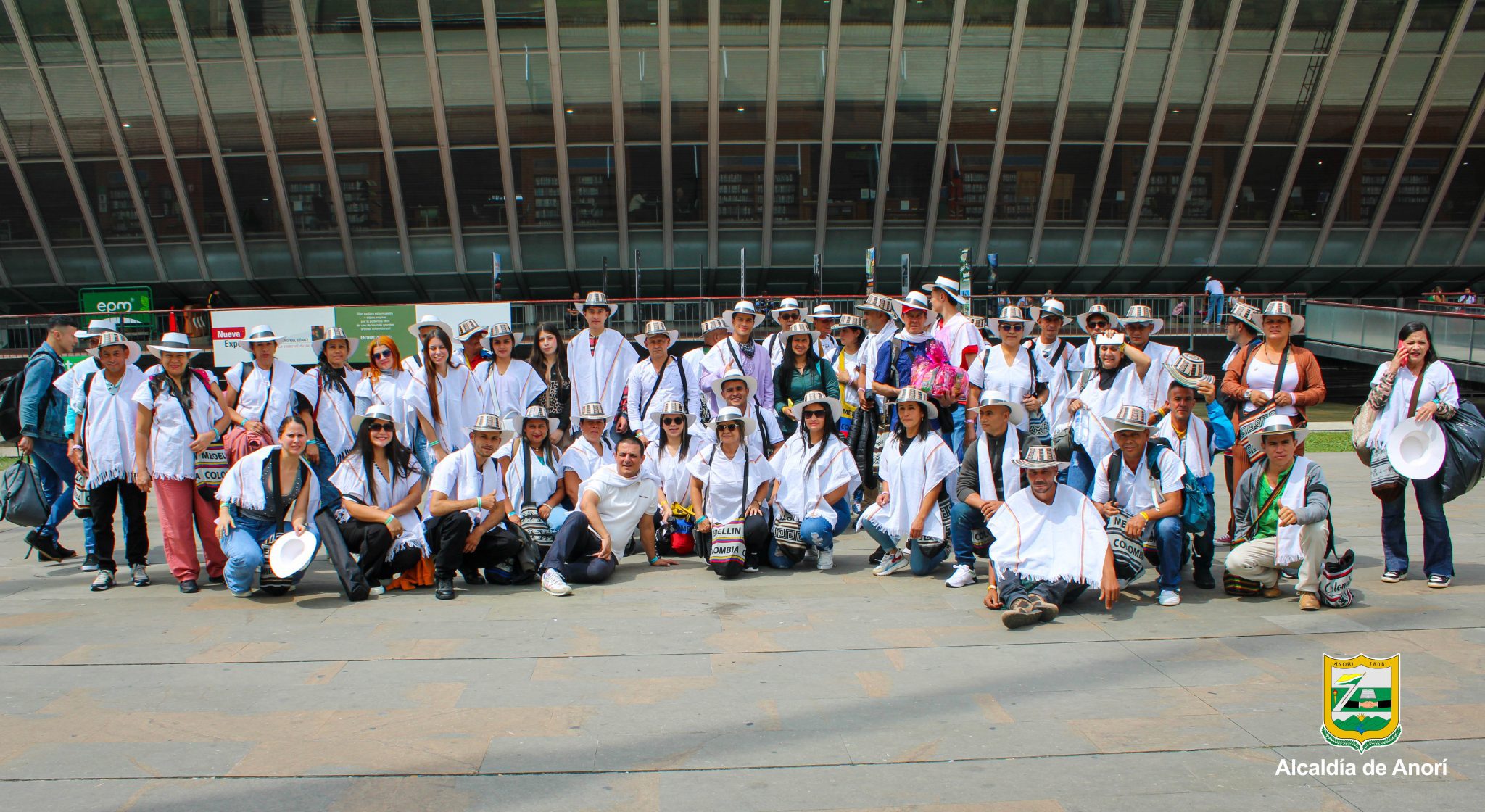 En un ejercicio de aprendizaje y colaboración, un grupo de líderes comunales del municipio de Anorí visitó las comunas 1, 2, 6, 8 y 13 de Medellín. Este encuentro permitió compartir conocimientos y experiencias orientadas a fortalecer la participación ciudadana y la gestión comunitaria en ambas regiones.