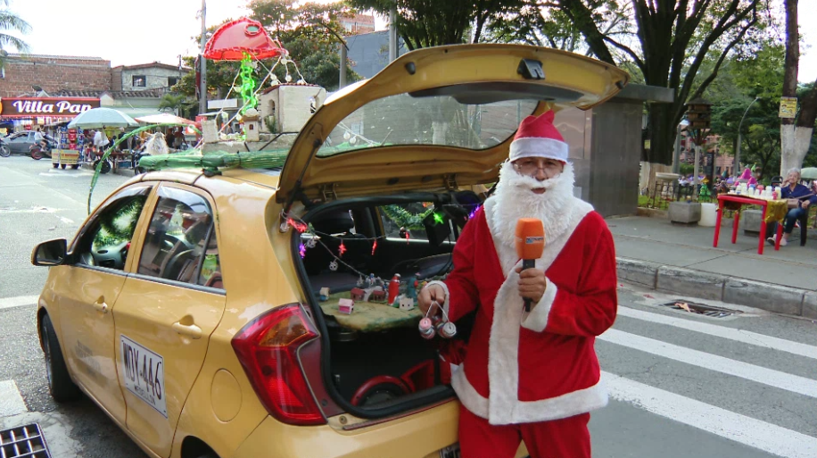 Así es el taxi navideño de Medellín