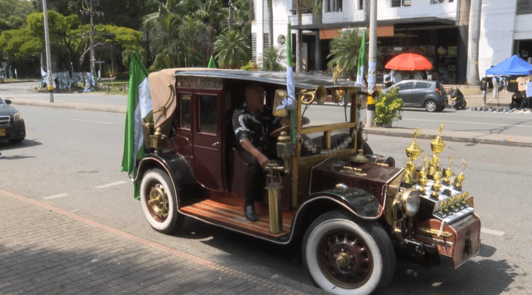 Conozca el carro antiguo de 1937 homenaje a Atlético Nacional y sus trofeos