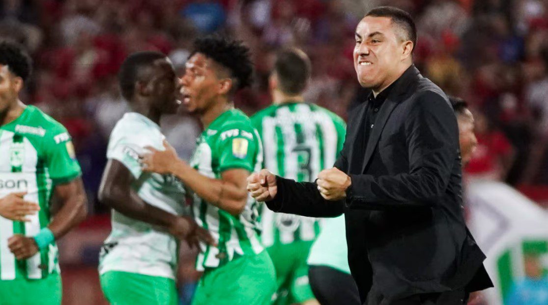 En un momento cargado de emoción y alegría, el técnico de Atlético Nacional, Efraín Juárez, fue capturado en un conmovedor video abrazando a su familia tras la consagración del equipo como campeón de la Liga Colombiana. Este gesto simboliza no solo la victoria, sino también el reconocimiento a la fortaleza y resiliencia del entrenador, quien ha superado circunstancias difíciles a nivel deportivo durante la temporada.