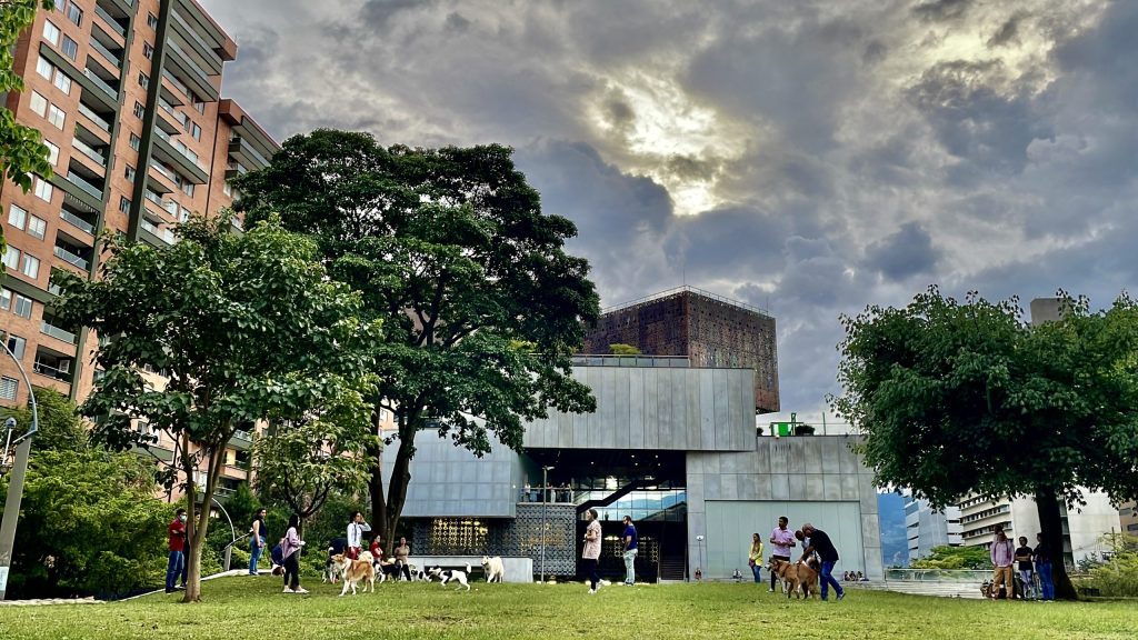 eventos gratuitos Muchos museos ofrecen entrada gratuita ciertos días de la semana o para estudiantes y adultos mayores. El Museo de Antioquia y el MAMM son dos de los más destacados y cuentan con exposiciones permanentes y temporales de gran interés. 