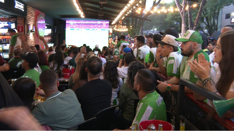 Hinchas verdes celebraron en la 70, el título de la copa