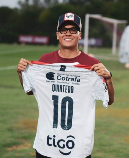 Tras finalizar la temporada con Racing, Juanfer Quintero aprovechó su tiempo libre para viajar a Medellín y pasar vacaciones con su familia, especialmente con su esposa, quien recientemente ha tenido problemas de salud. Durante su estancia en Colombia, Quintero ha vuelto a sus raíces y ha compartido varios momentos en sus redes sociales, lo que ha aumentado la especulación sobre su futuro.