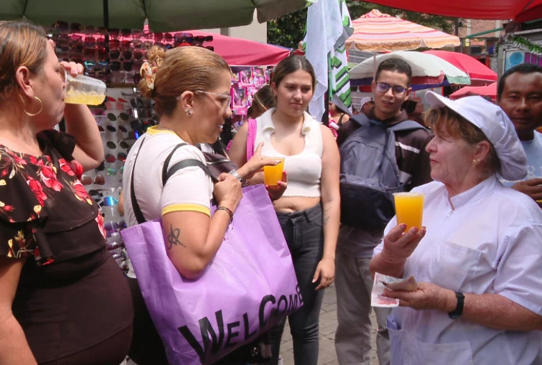 'La Mona', 38 años vendiendo deliciosos jugos de naranja en el centro