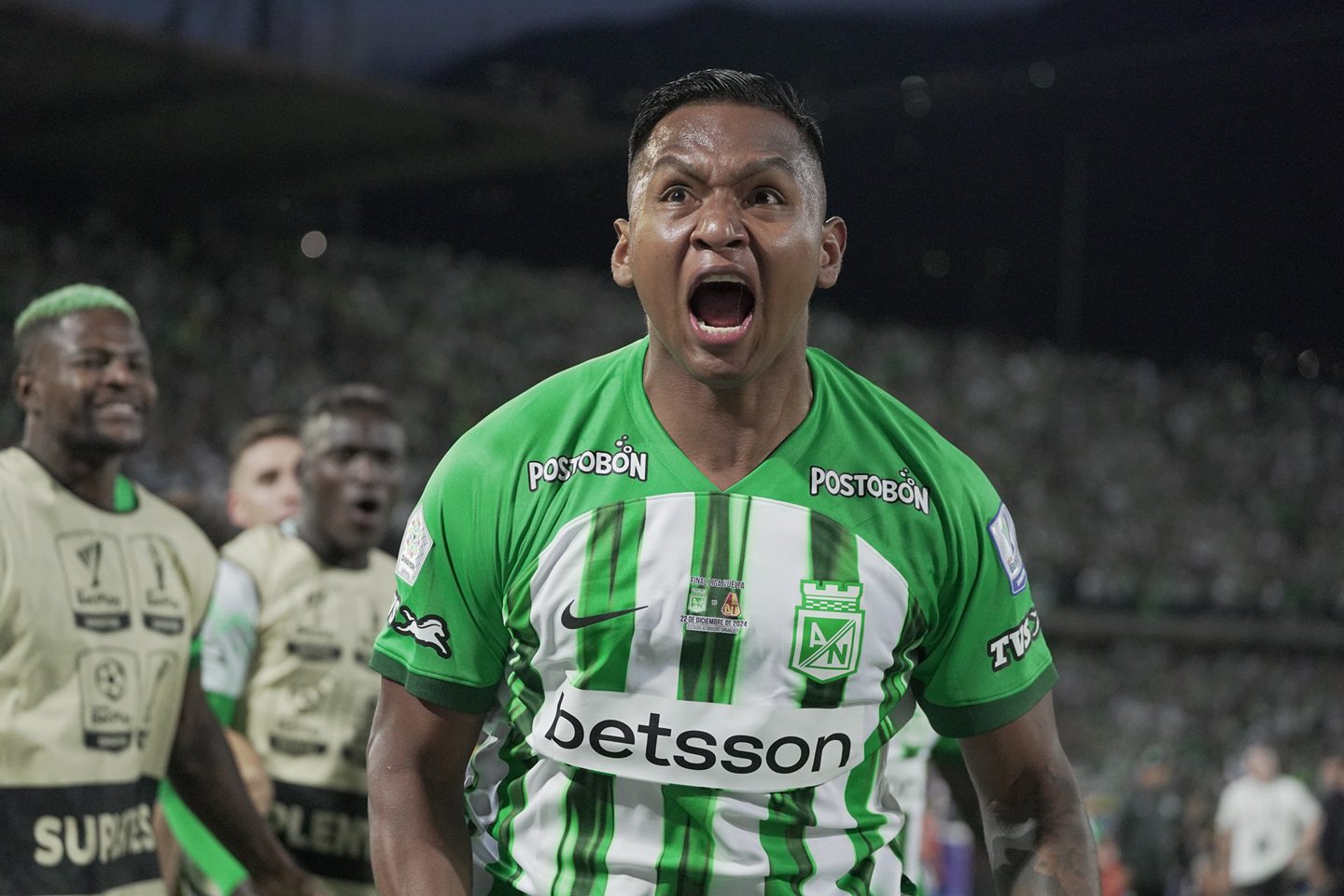 Nacional campeón  En una noche mágica para los hinchas del verde paisa, Atlético Nacional se coronó campeón de la Liga Colombiana, logrando su anhelada estrella número 18. El equipo antioqueño venció 2-0 al Deportes Tolima.