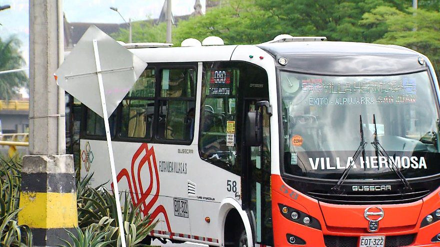 La Alcaldía de Medellín ha anunciado las nuevas tarifas del Transporte Público Colectivo, las cuales entrarán en vigencia a partir del 1 de enero de 2025. Este incremento busca garantizar la sostenibilidad del sistema y fue establecido tras un riguroso estudio técnico que evaluó los costos operativos del sector. Transporte público