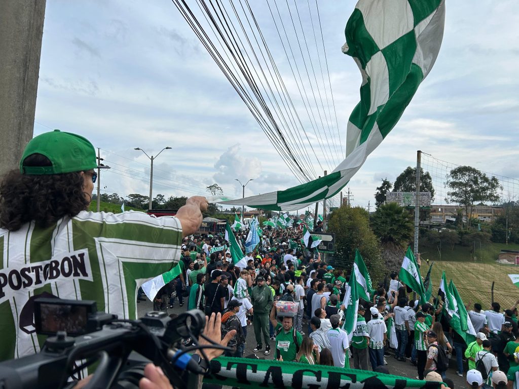 https://telemedellin.tv/wp-content/uploads/2024/12/Vea-EN-VIVO-el-banderazo-de-los-hinchas-de-Nacional-previo-a-la-final-ante-Tolima-1024x768.jpeg