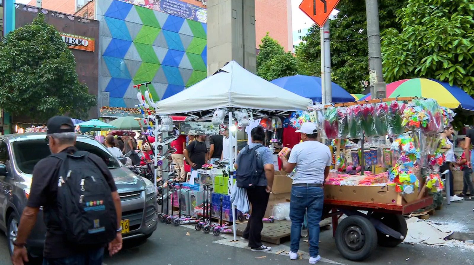 Denuncian cobros a comerciantes por usar espacio público en el centro de Medellín