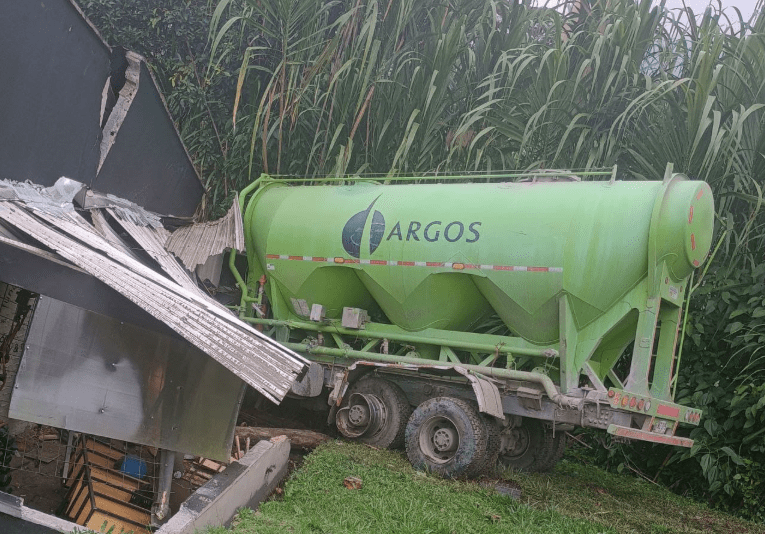 [Video] Así fue el aparatoso accidente de un camión de cemento en la Loma del Escobero