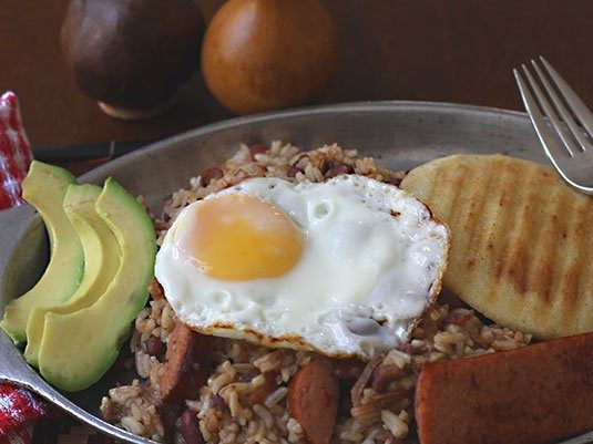 Denuncian cobro excesivo por un calentado en restaurante de Medellín