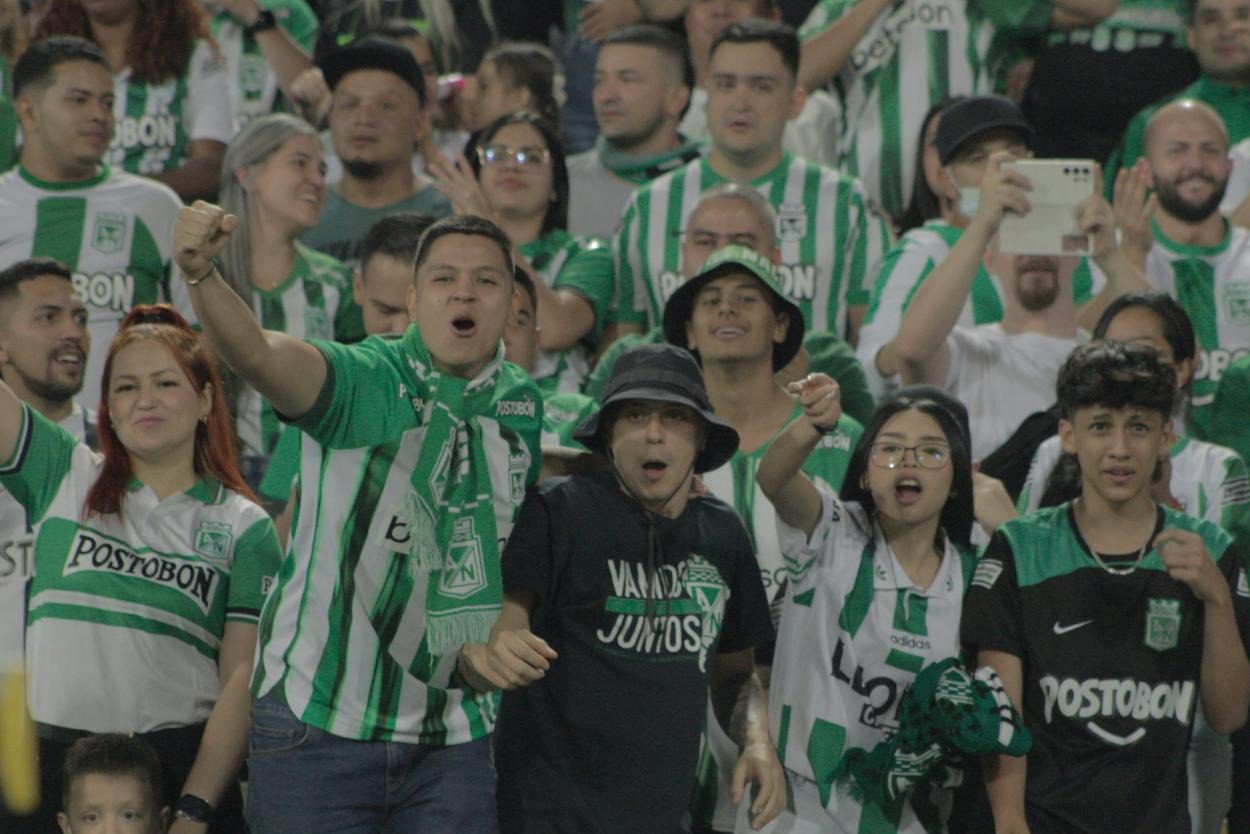 El emocionante desenlace de la Copa Colombia 2024 no solo coronó a Atlético Nacional como campeón del torneo, sino que también cambió la vida de uno de sus hinchas. En medio de la gran final contra el América de Cali, un aficionado del equipo verdolaga se ganó una millonada, convirtiendo la noche del 15 de diciembre en un recuerdo inolvidable.