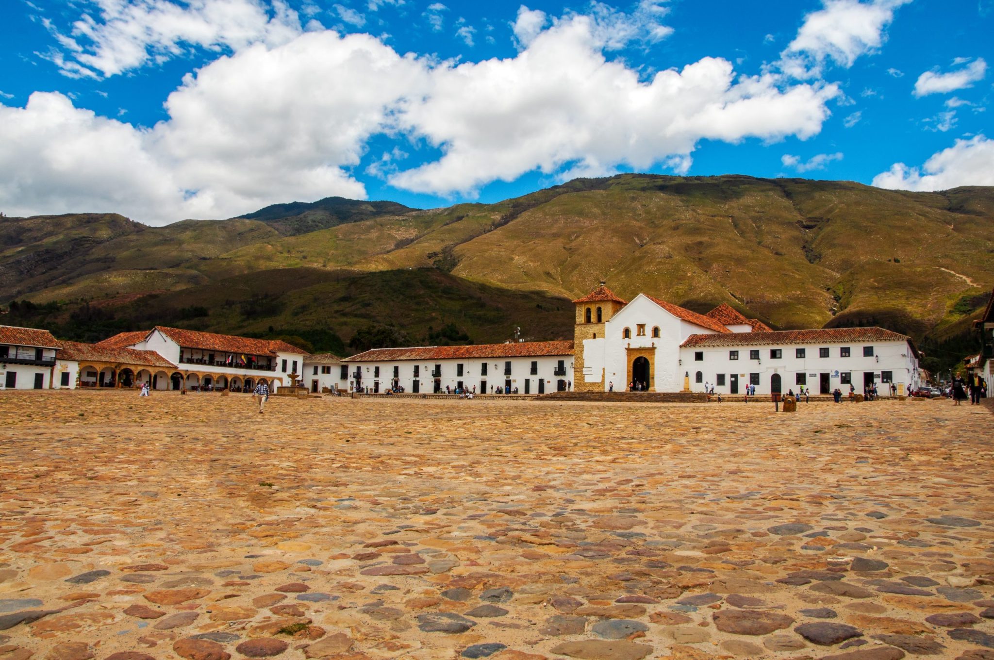 Colombia es un país lleno de destinos mágicos que combinan historia, cultura y paisajes espectaculares. Enero es el momento perfecto para explorar sus pintorescos pueblos, ya que el clima es ideal para disfrutar de todas sus maravillas. Aquí te presentamos los mejores pueblos de Colombia para visitar en vacaciones de inicio de año.