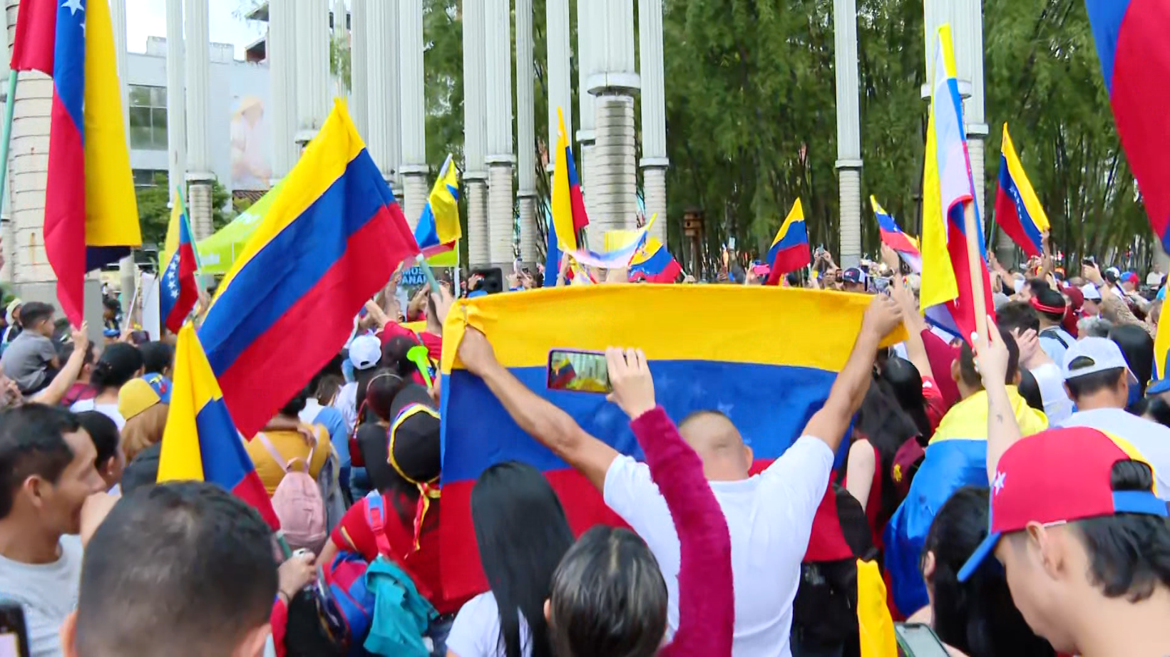 Así fue el plantón de cientos de venezolanos en Medellín