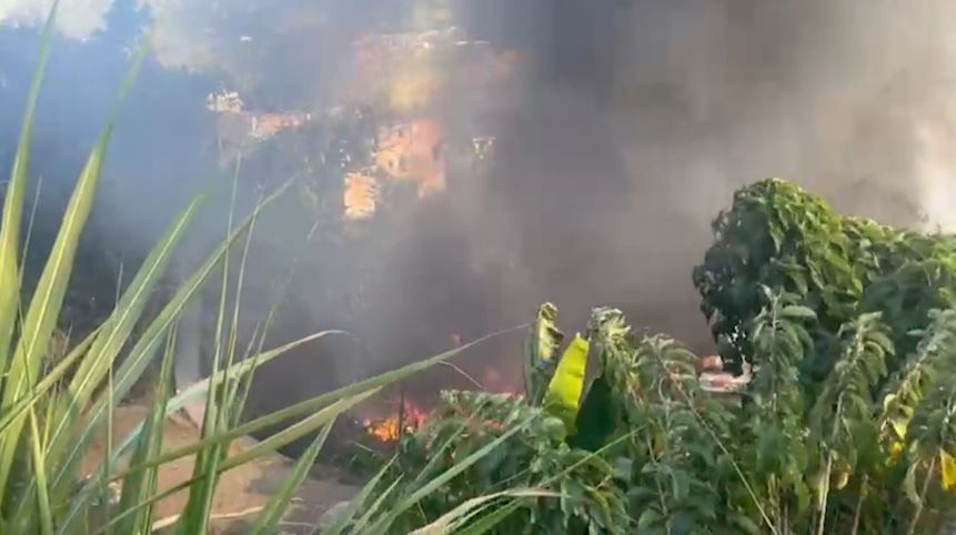 Autoridades rescatan a 2 adultos atrapados en un incendio en Barbosa