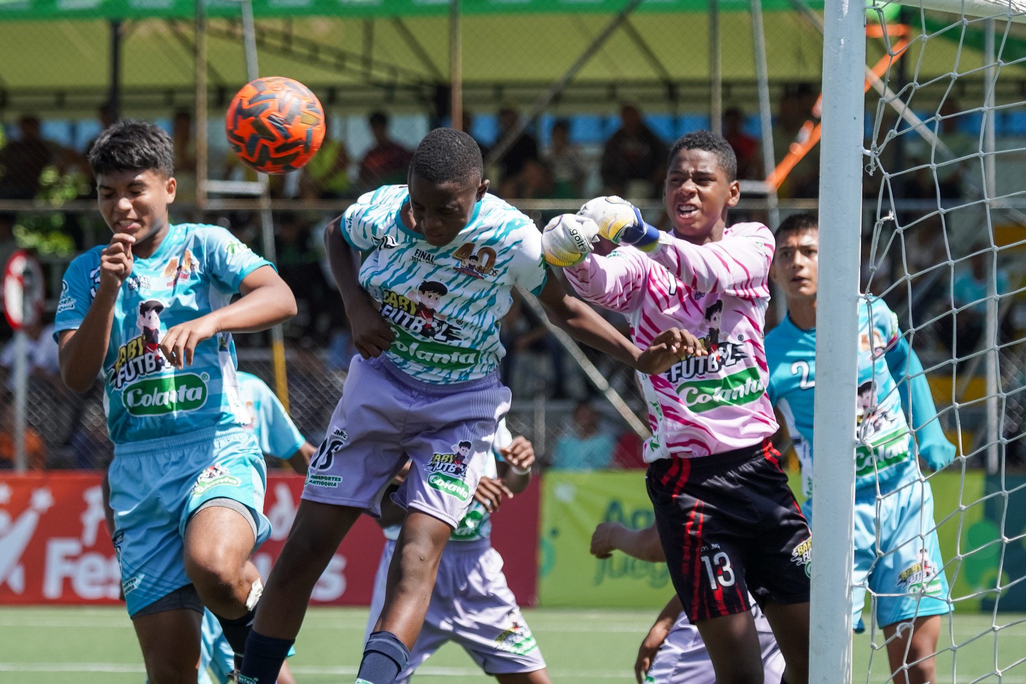 Estamos AL AIRE con el emocionante partido entre el Municipio de Envigado vs. Golpro (Cali) en el marco del Babyfútbol 2025. Un evento lleno de pasión deportiva y talento juvenil que reúne a los mejores equipos del país.