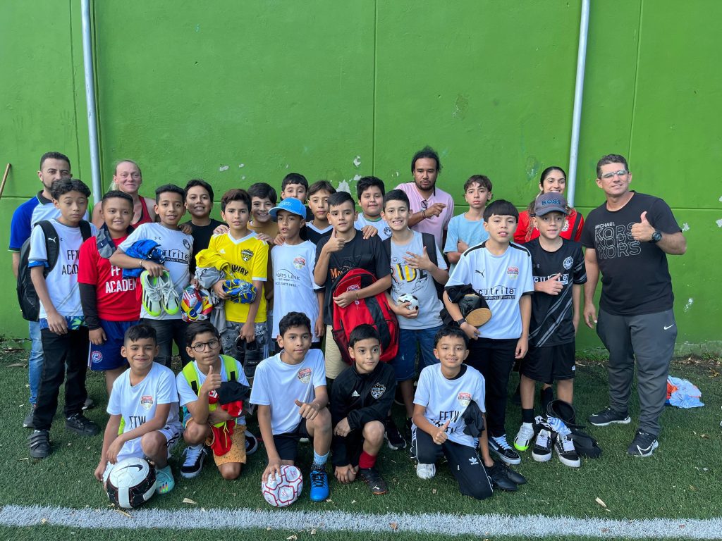 Canadá se despidió del Babyfútbol regalando sus guayos y otros implementos deportivos