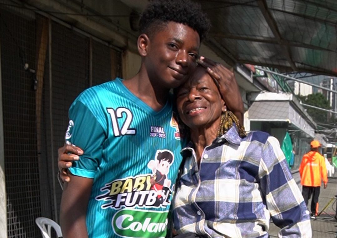 Conozca a la abuela que más anima y que se roba las miradas en el Babyfútbol