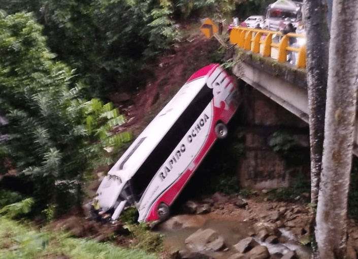 Grave accidente de bus en la vía Medellín-Bogotá deja tres muertos y más de 30 heridos