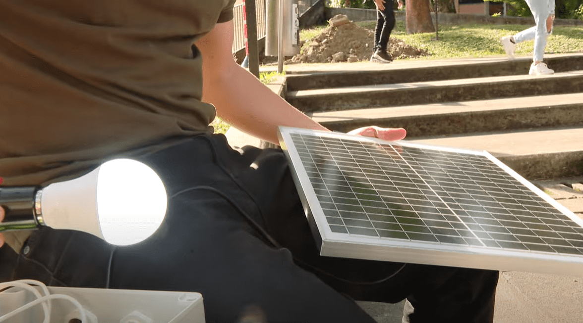 Iluminan hogares de Villatina con ayuda de paneles solares