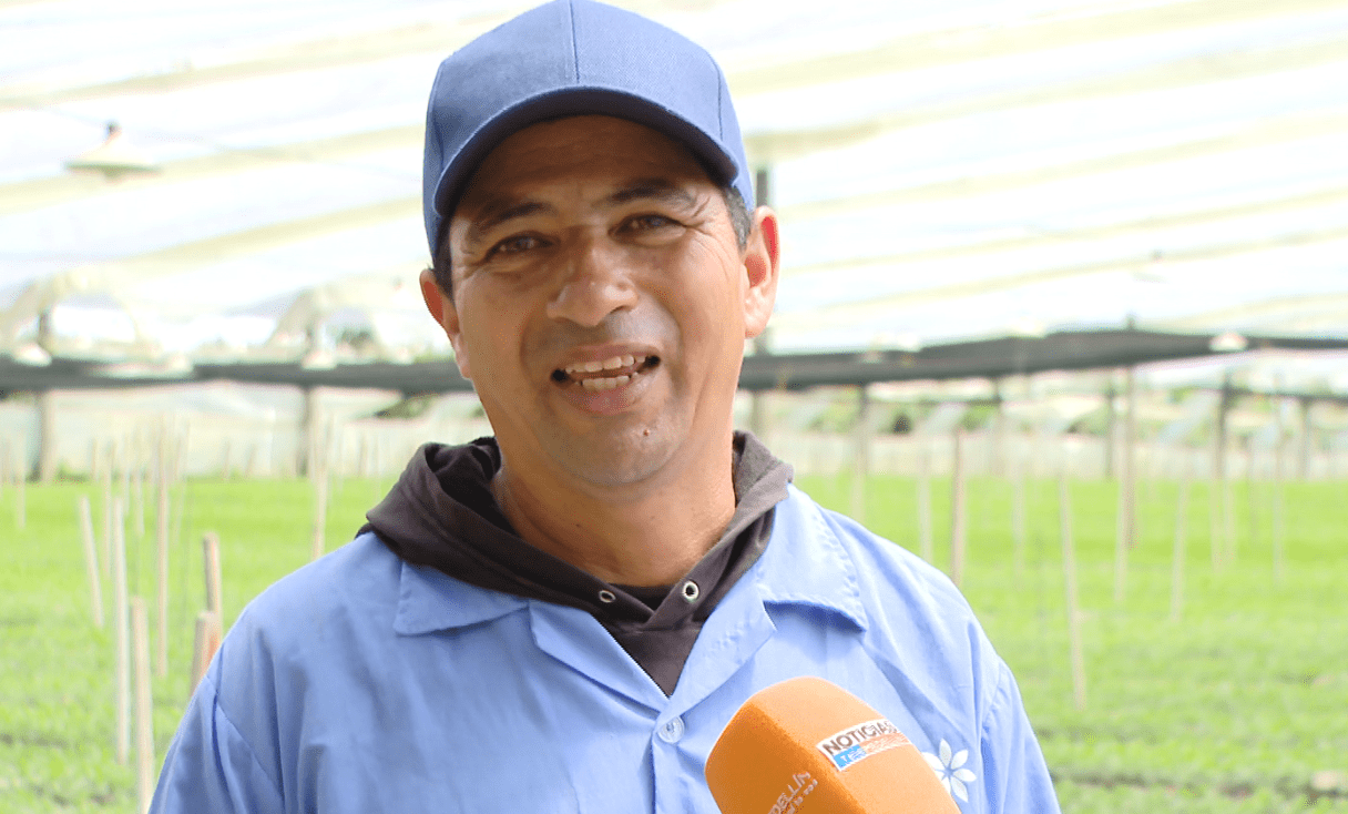 El trabajo en un cultivo de flores le cambió la vida a John Zapata, esta es la historia