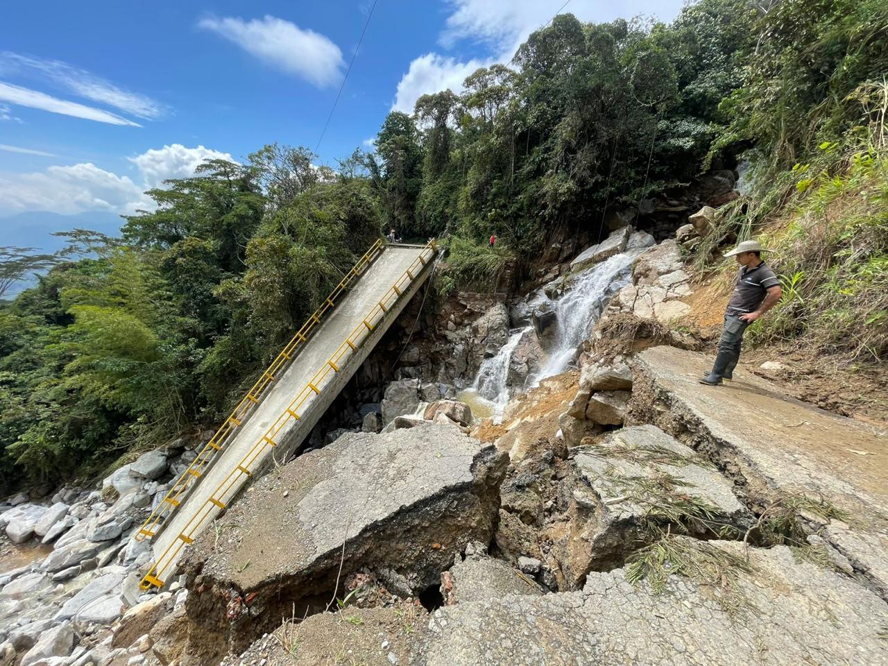 Las fuertes lluvias colapsan dos puentes que conectan Cocorná y Granada