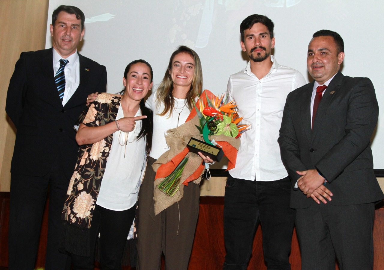 La Noche del Orgullo Paisa, el evento más esperado por la familia deportiva de Antioquia, llegará a los hogares antioqueños gracias a la transmisión conjunta de Telemedellín y Teleantioquia. Este evento celebra y reconoce el talento deportivo del departamento, destacando los logros de los atletas y equipos que han dejado en alto el nombre de la región.