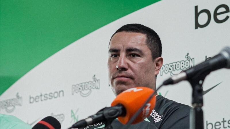 Rueda de prensa Atlético Nacional para explicar la salida de Efraín Juárez