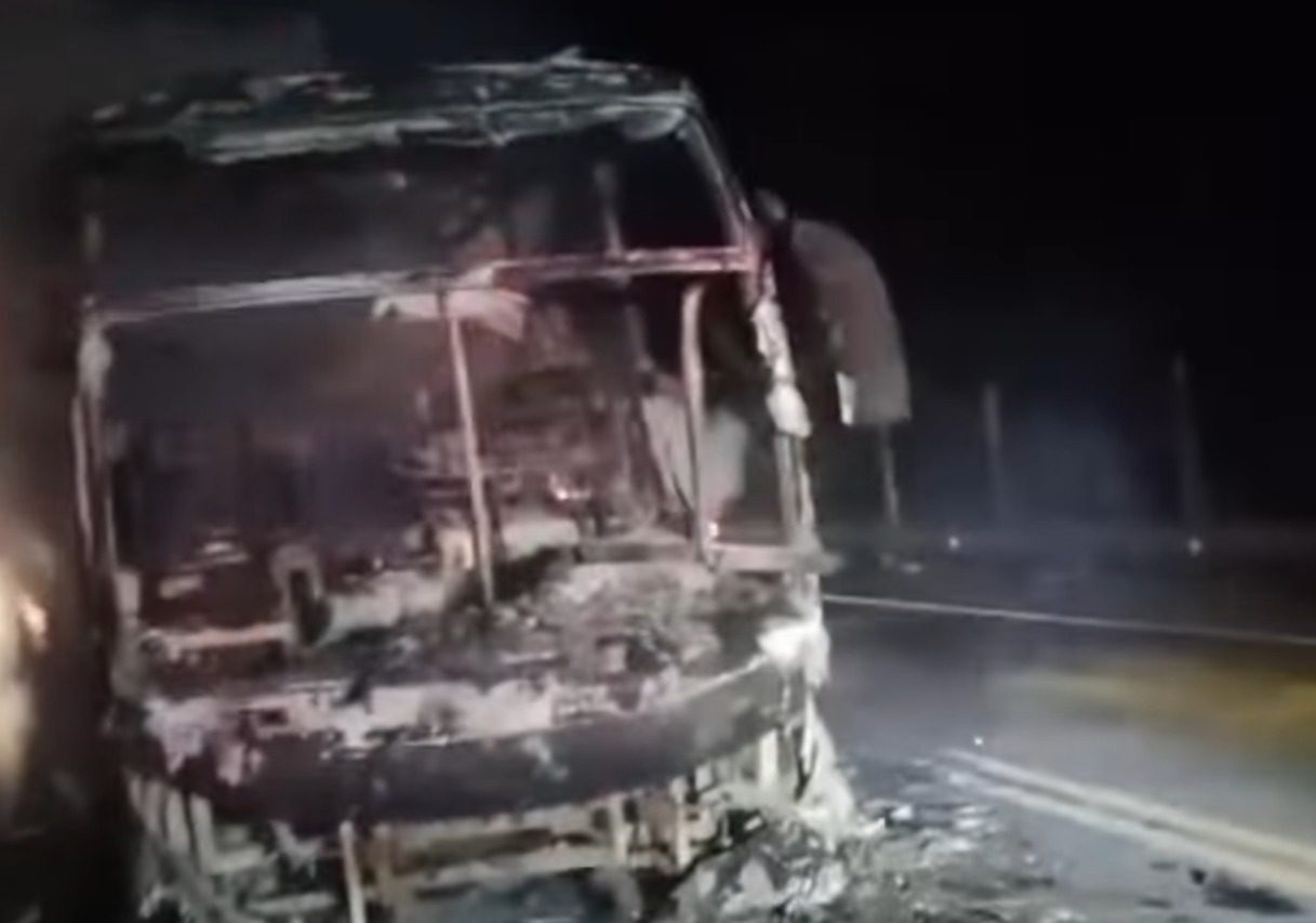 Un bus que iba con turistas se incendió en la vía Medellín - Urabá