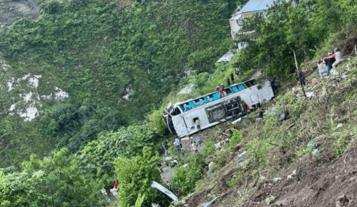 Trágico accidente: bus se fue a un abismo y 13 personas murieron