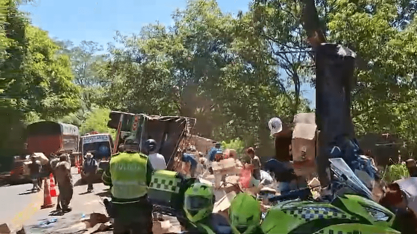 Saquean camión que se volcó en la vía La Pintada-Medellín