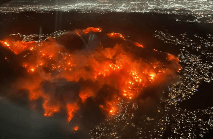 Impactantes imágenes de devastación por incendios en Los Ángeles