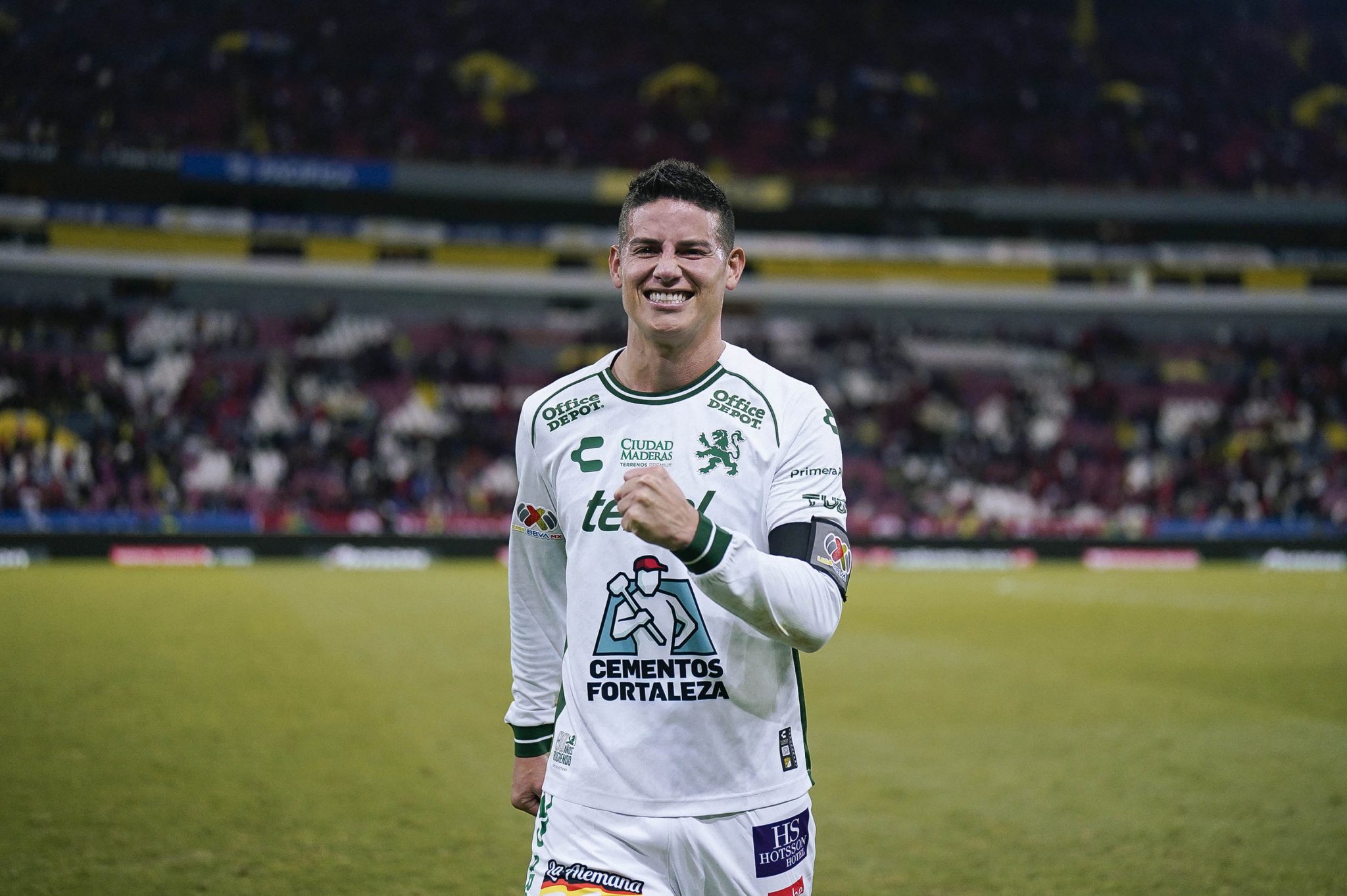 James Rodríguez sigue brillando en la Liga MX y esta vez lo hizo en el partido entre León y Chivas Guadalajara. En su tercer encuentro con La Fiera, el colombiano no solo aportó una espectacular asistencia para el gol de Jhonder Cádiz, sino que dejó un lujo que sorprendió a los más de 30.000 hinchas en el estadio Nou Camp.