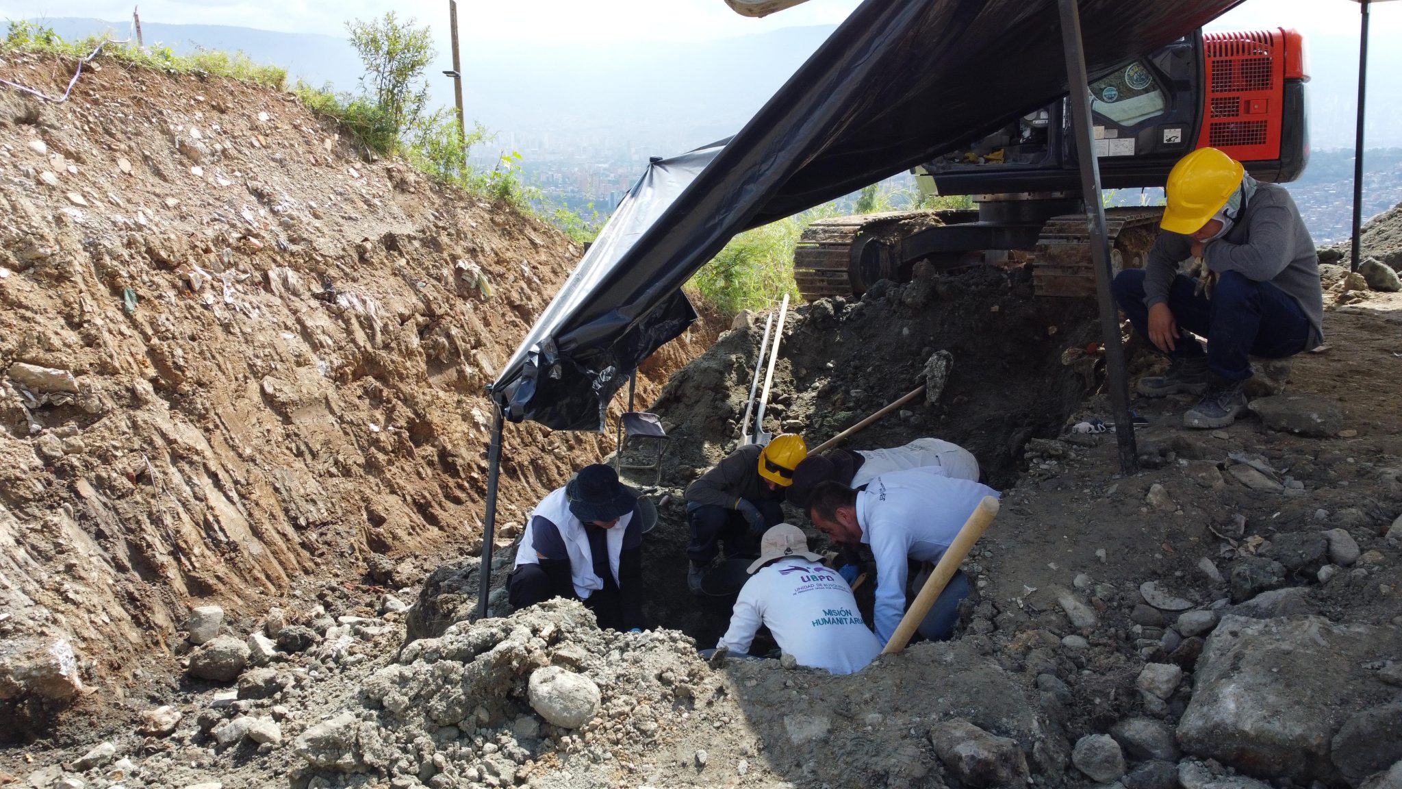 Alcaldía de Medellín acompaña proceso de excavación en el sector de La Escombrera