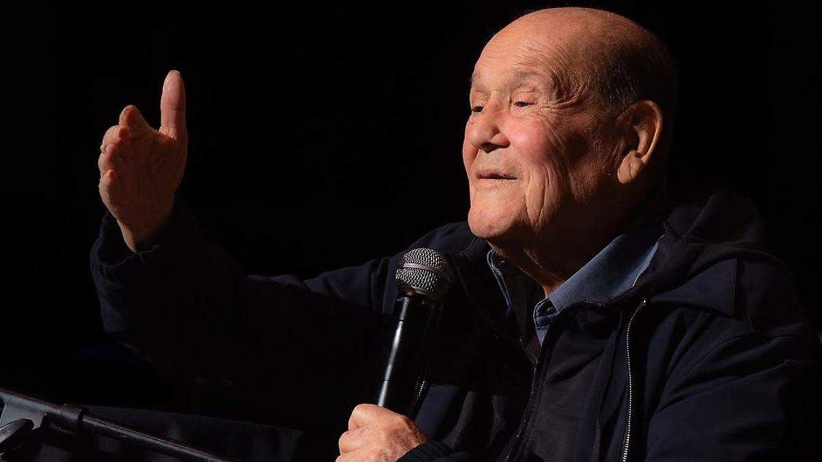 El 2025 comienza con una lamentable pérdida para el mundo de la música. Leo Dan, uno de los máximos exponentes de la música romántica, falleció este 1 de enero a los 82 años de edad. Su familia compartió la noticia a través de un comunicado en la página oficial de Facebook del artista, en el que expresaron el profundo amor y legado que deja tras su partida.