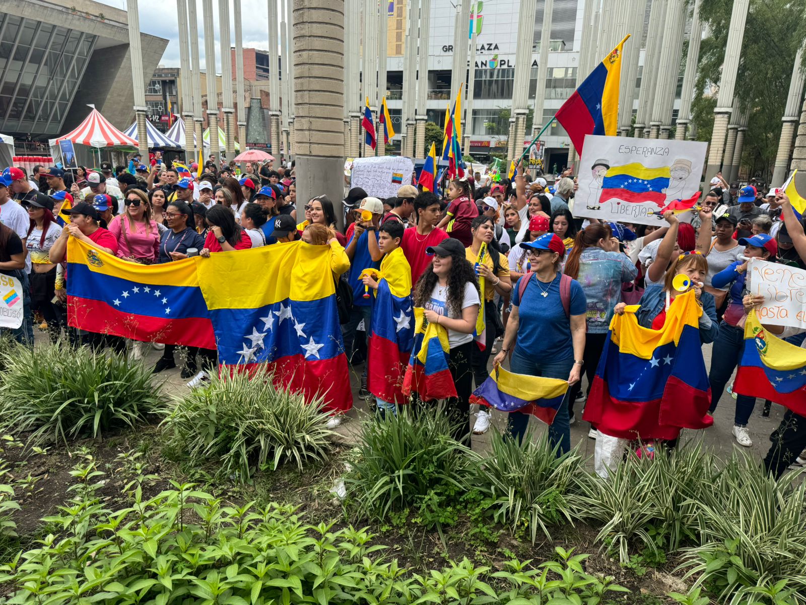 Venezolanos en Medellín se concentran en contra del régimen de Maduro