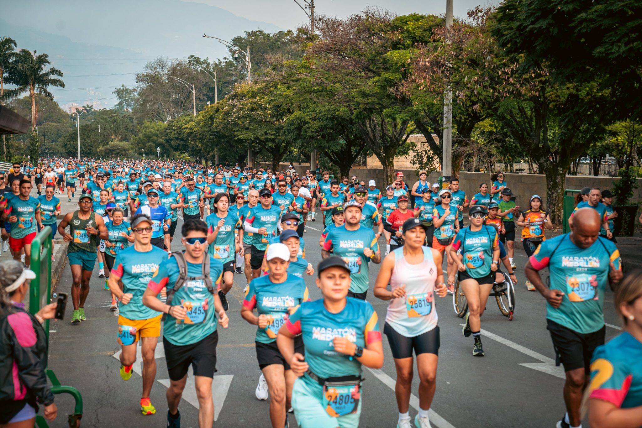 La Maratón Medellín celebra tres décadas siendo un símbolo del deporte y la superación personal, consolidándose como una de las competencias más importantes del país y el mundo. Lo que comenzó como un sueño de un grupo de entusiastas en los años 90, hoy es un evento que reúne hasta 24.000 corredores de diferentes lugares del planeta.