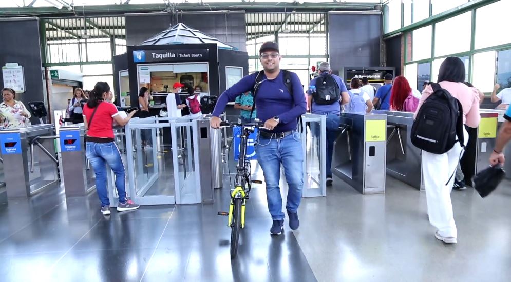 Cada vez aumenta el número de personas que transportan su bicicleta en el Metro