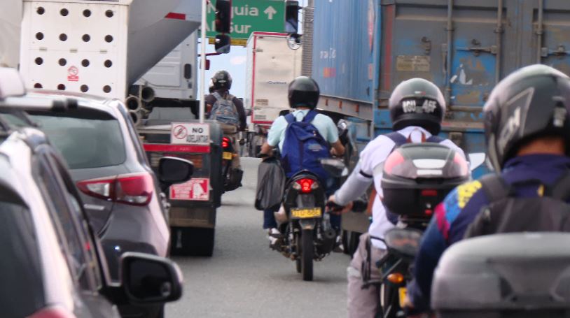 Cuál es la distancia que deben tener los motociclistas de los tractocamiones en las vías