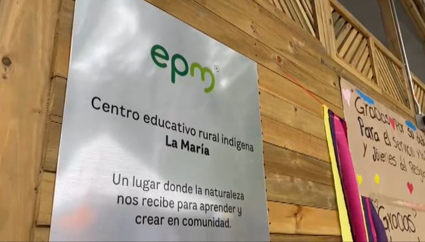 Entregan escuelas a niños indígenas de comunidades Emberá y Sinú