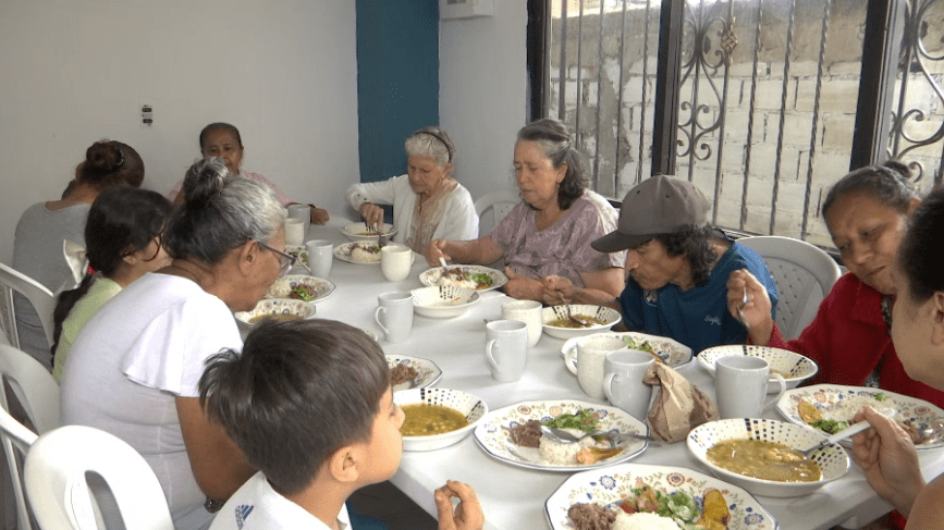 Este es el comedor comunitario para adultos mayores y niños en un barrio de Medellín