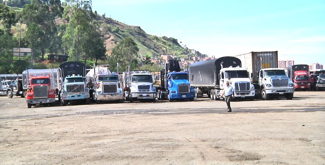 Más de 300 camioneros tienen su carga suspendida por paro del ELN en Chocó