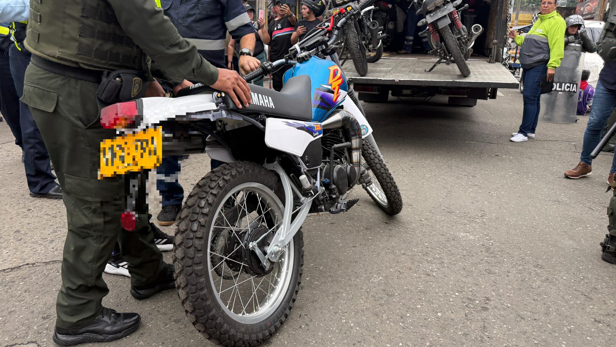 Desde diferentes puntos del sector de La Bayadera, por tierra y en acompañamiento del helicóptero Halcón de la Policía, las autoridades desplegaron un operativo relámpago.